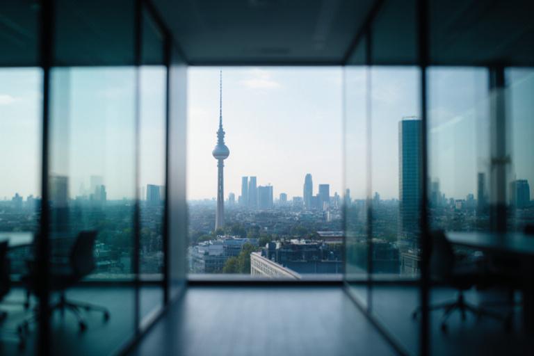 Modernes Berlin Beratungsbüro mit Blick auf die Stadt